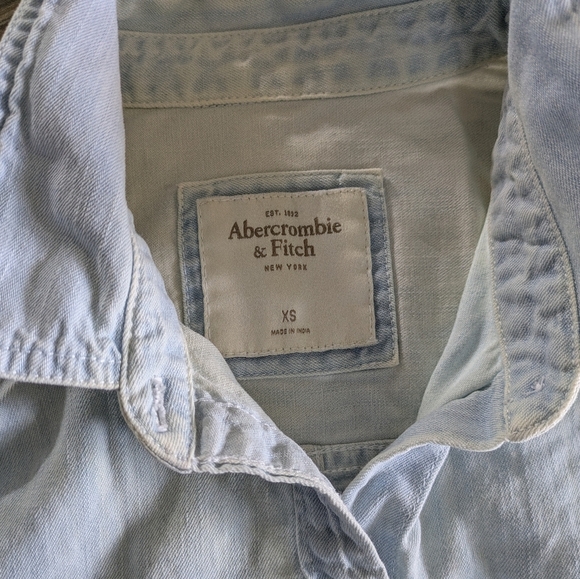 Abercrombie & Fitch A&F Denim Light Acid Wash Button Down Collared Shirt XS - Picture 2 of 5
